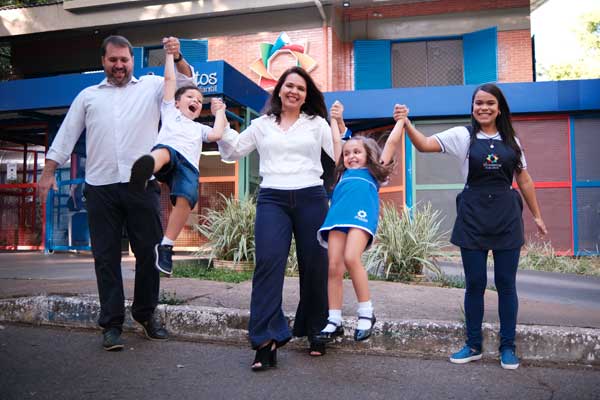 Família em frente a Escola Viraventos